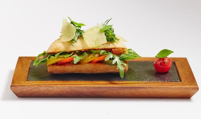 Горячий бутерброд «Баня» с овощами и песто