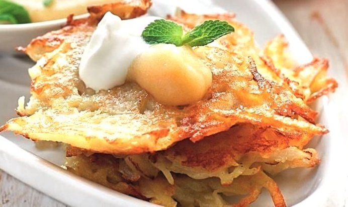 Картофельные оладьи латкес с яблочным соусом