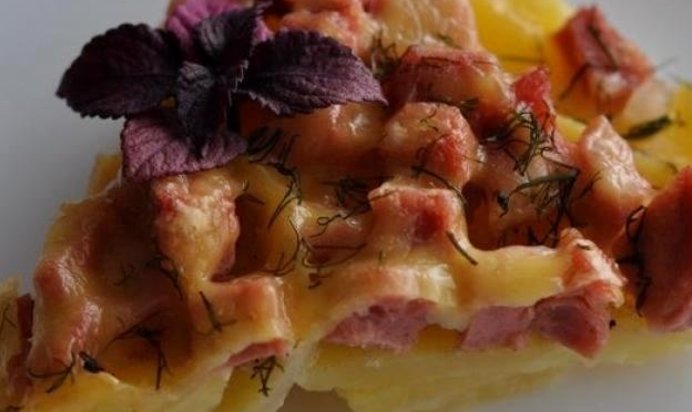 Картофельная запеканка с колбасой