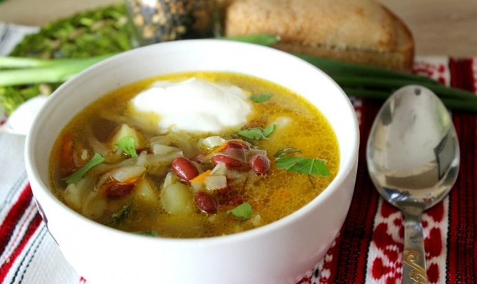 Щи с фасолью на курином бульоне