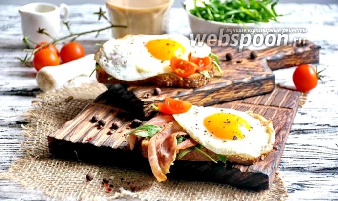 Сэндвич с беконом и яичницей