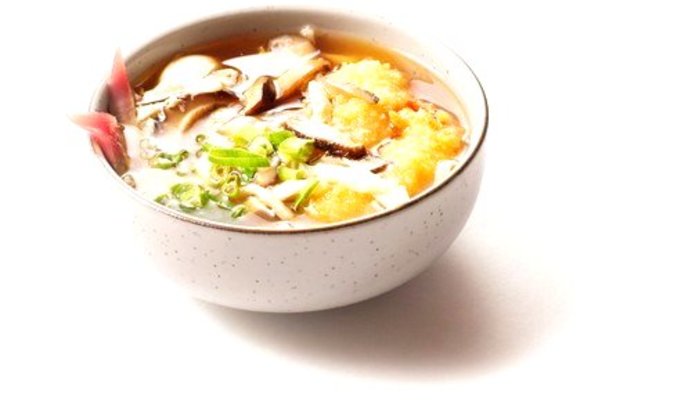 Овощной бульон с омлетом, овощами и имбирем