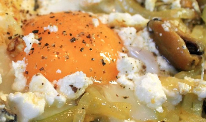 Яичница с мидиями и фетой