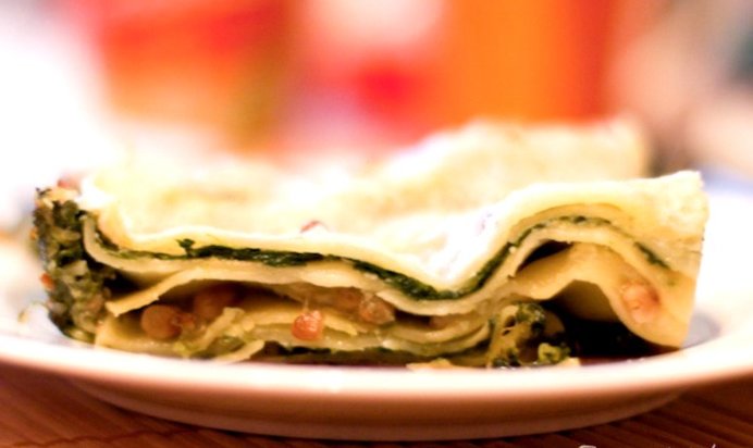 Итальянская лазанья со шпинатом, четырьмя сырами и кедровыми орешками