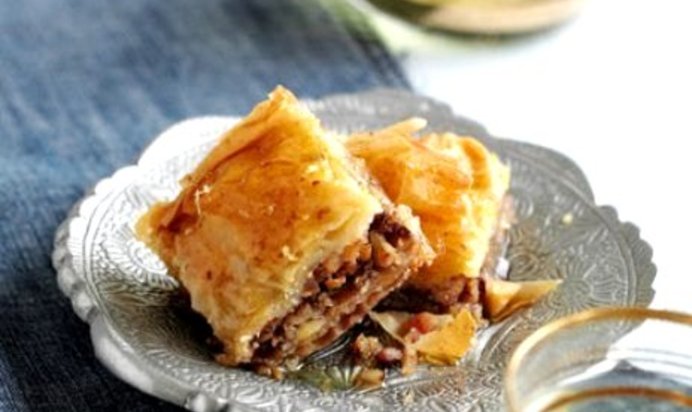 Пахлава с медово-розовым сиропом