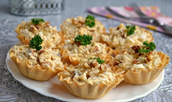 Салат с курицей и ананасом в тарталетках