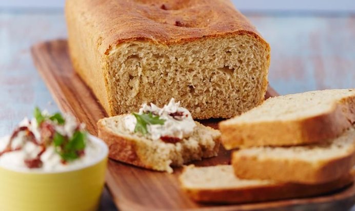 Хлеб с пастернаком, сыром и шалфеем