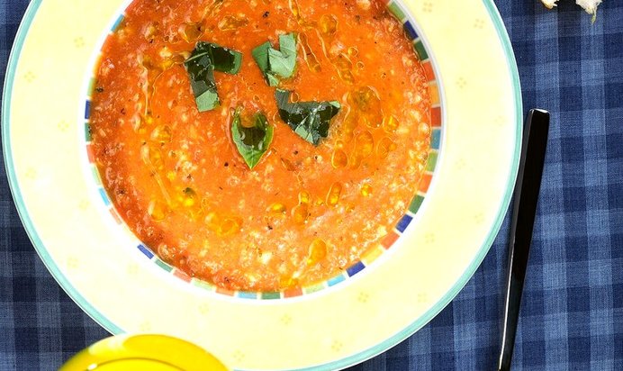 Рыбный суп с помидорами и белым вином