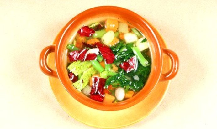 Суп из свиной рульки с капустой и белой фасолью