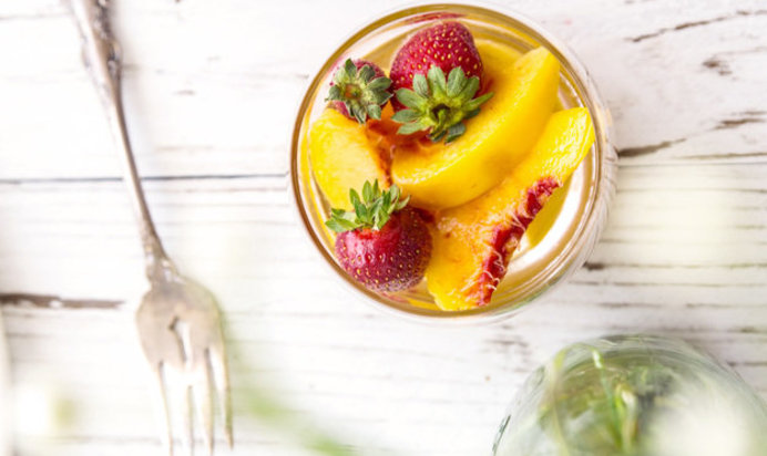 Десерт с персиком и мускатным вином