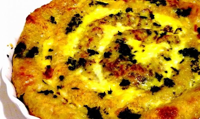 Блинная улитка с куриной грудкой,грибами,луком и базиликовым песто