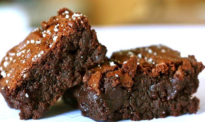 Шоколадные пирожные с солью