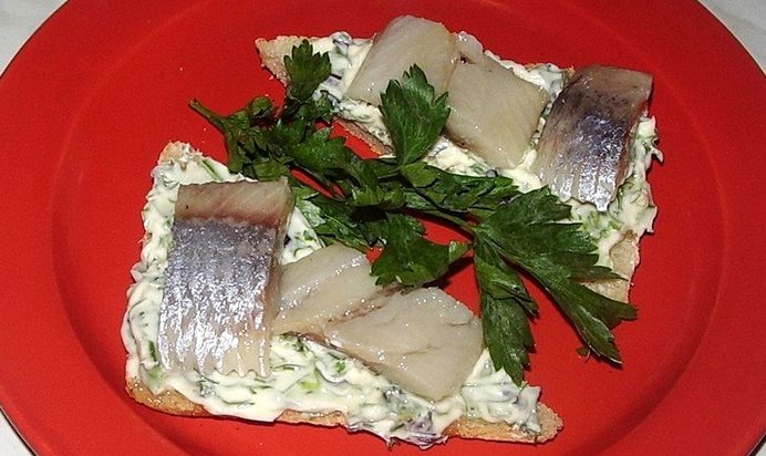 Бутерброды с рыбой и зеленым маслом