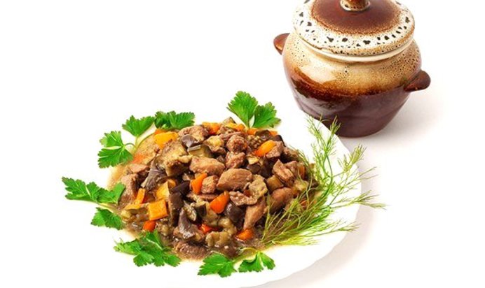 Тушеный свиной окорок с овощами