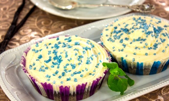 Черемуховые кексы со сливочным кремом