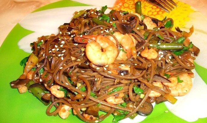 Гречневая лапша с овощами и креветками