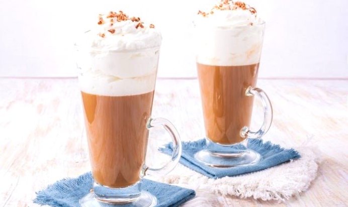 Карамельный чай с молоком и взбитыми сливками