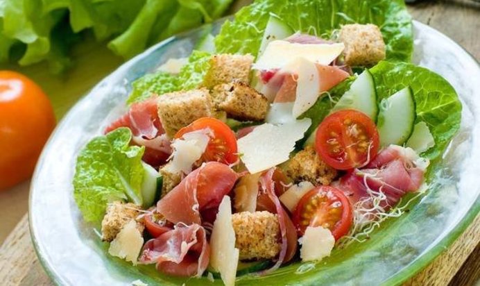 Салат с ветчиной и гренками