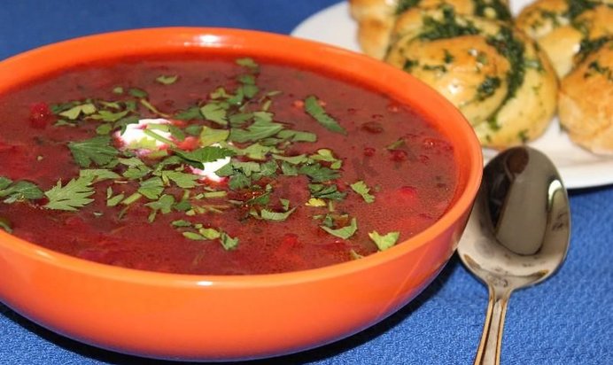 Борщ со свекольной ботвой и чесночными булочками