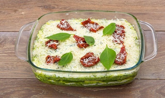 Овощная лазанья из цукини с рикоттой и соусом песто