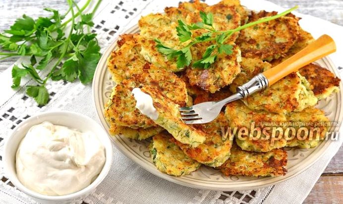 Оладьи из капусты, твёрдого сыра и зелени