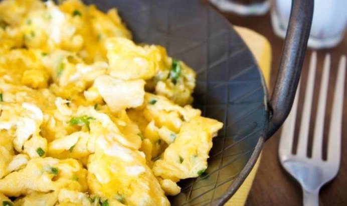 Яичница-болтунья с творогом и зеленым луком