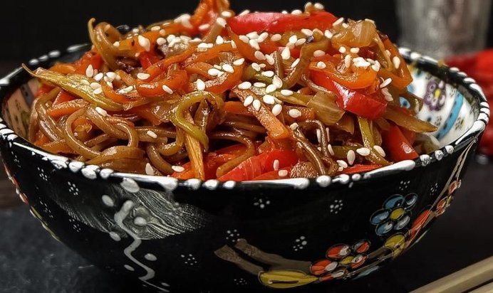 Гречневая лапша, приготовленная в воке, с соусом Якисоба