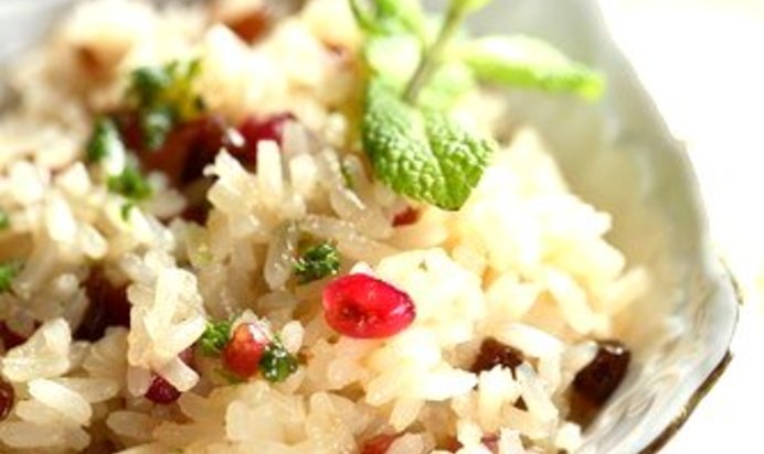 Плов с гранатом, сухофруктами и тимьяном