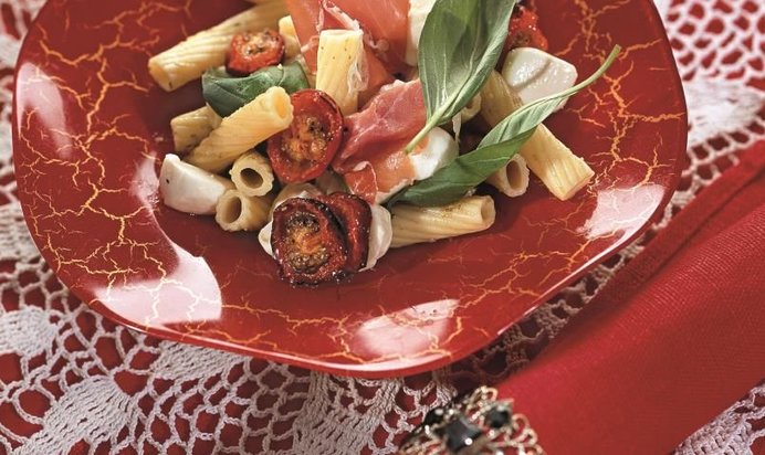 Салат с пенне под соусом песто