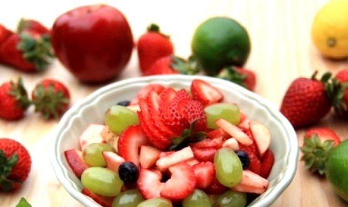 Фруктовый салат с медовым сиропом