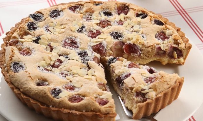 Пирог с виноградом и миндалем