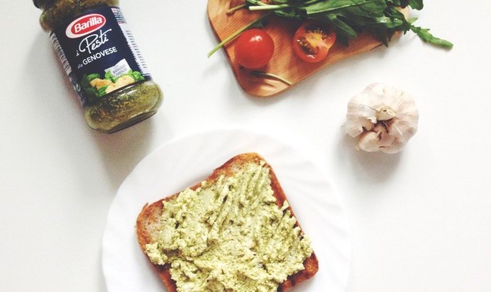 Сэндвичи с творожным кремом и соусом песто, с чесночными креветками