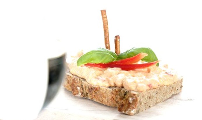 Кростини с песто из грецких орехов