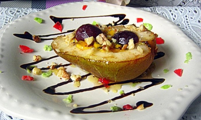 Десерт из груши с золотистым Лазуром и виноградом