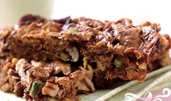 Пирожные с вишней, орехами и фисташками