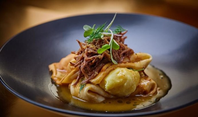 Блины с говяжьей вырезкой, луком порей и мясным соусом Жу