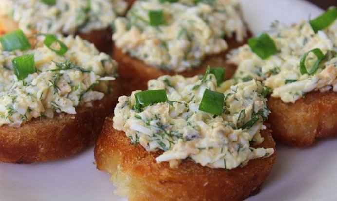 Бутерброды с консервированным лососем