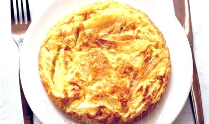 Банановый омлет с хлебом и сыром