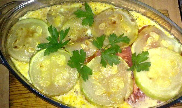 Овощная запеканка с сардельками