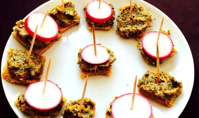 Тапас с песто из сушенных на солнце помидоров и анчоусов