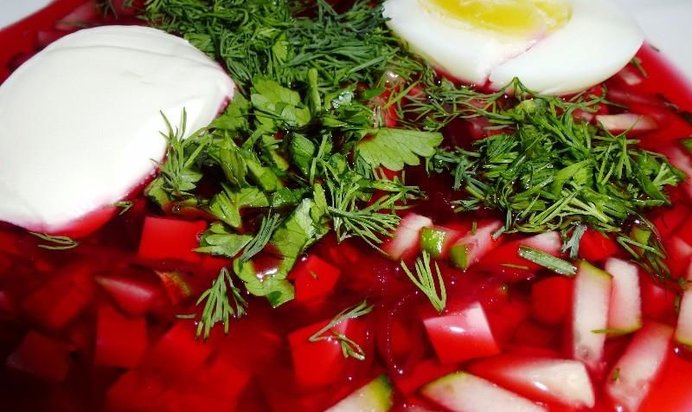 холодный борщ из свеклы с колбасой