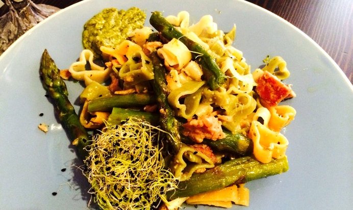 Цветная паста со спаржей и песто