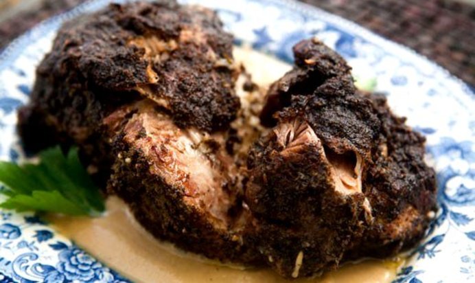 Запеченное свиное плечико с пикантным яблочным соусом