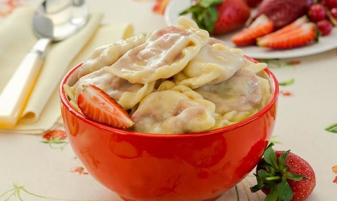 Вареники с клубникой на пару