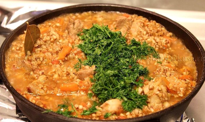 Гречка с мясом и томатами по‑купечески