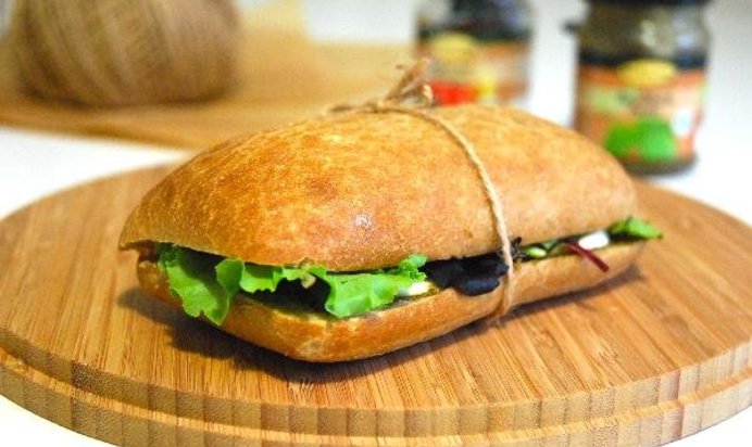 Чиабатта с соусом песто и вялеными томатами