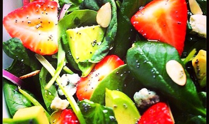 Салат с клубникой, авокадо и шпинатом