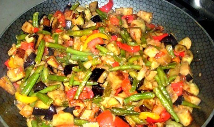 Тушеные овощи в соусе