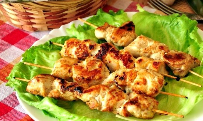 Куриные шашлычки на шпажках на сковороде