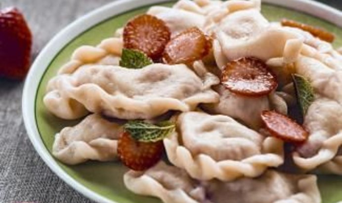 Паровые вареники с клубникой